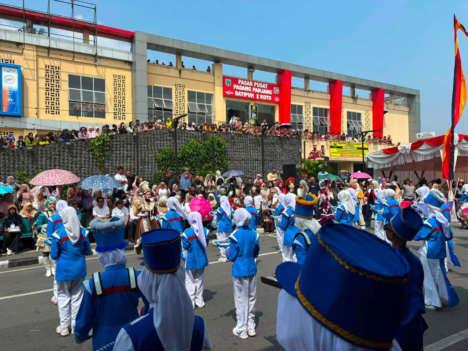 Suasana lomba Drumband depan pasar pusat Padang Panjang.